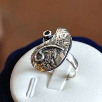 СРЕБЪРЕН ПРЪСТЕН ВЪВ ФОРМАТА НА СТИЛИЗИРАНА ПАФТА